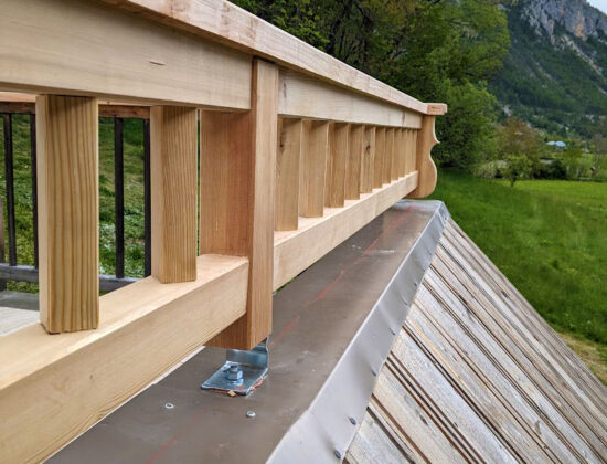 Aménagement bois d'une rembarde en mélèze dans les Hautes-Alpes à Freissinières