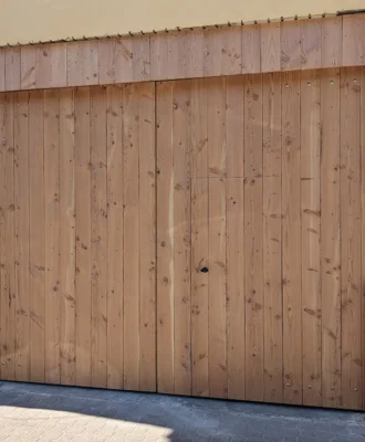 Fabrication d'un portail en bois pour un garage dans le Gard, face extérieur
