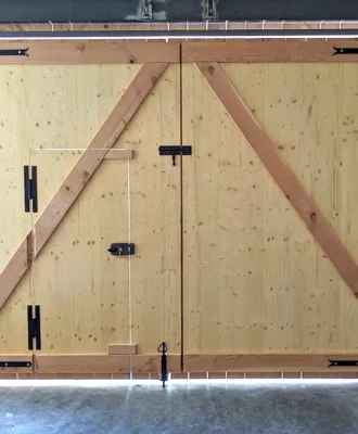 Fabrication d'un portail en bois pour un garage dans le Gard, face intérieur
