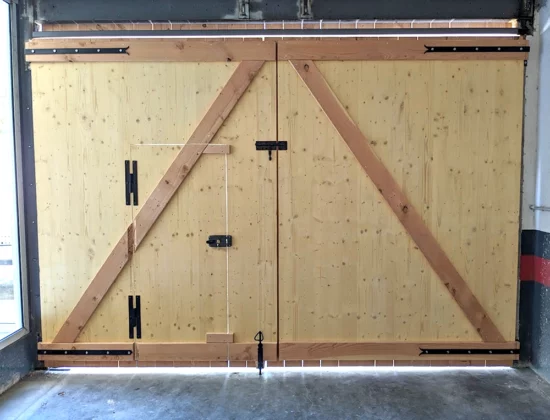 Fabrication d'un portail en bois pour un garage dans le Gard, face intérieur
