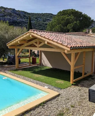 Abris devant une piscine réalisée dans le Gard