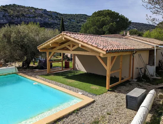 Abris devant une piscine réalisée dans le Gard