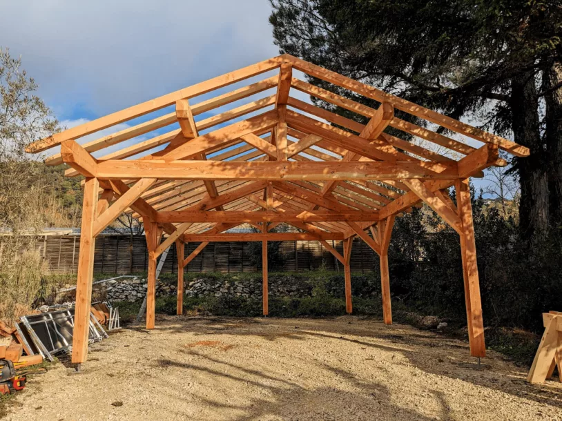 Carport en construction réalisé à Pont St-Esprit dans le Gard, prestation de Charpente